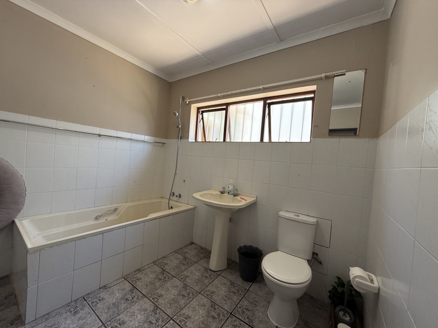 To Let 3 Bedroom Property for Rent in Dobson Western Cape